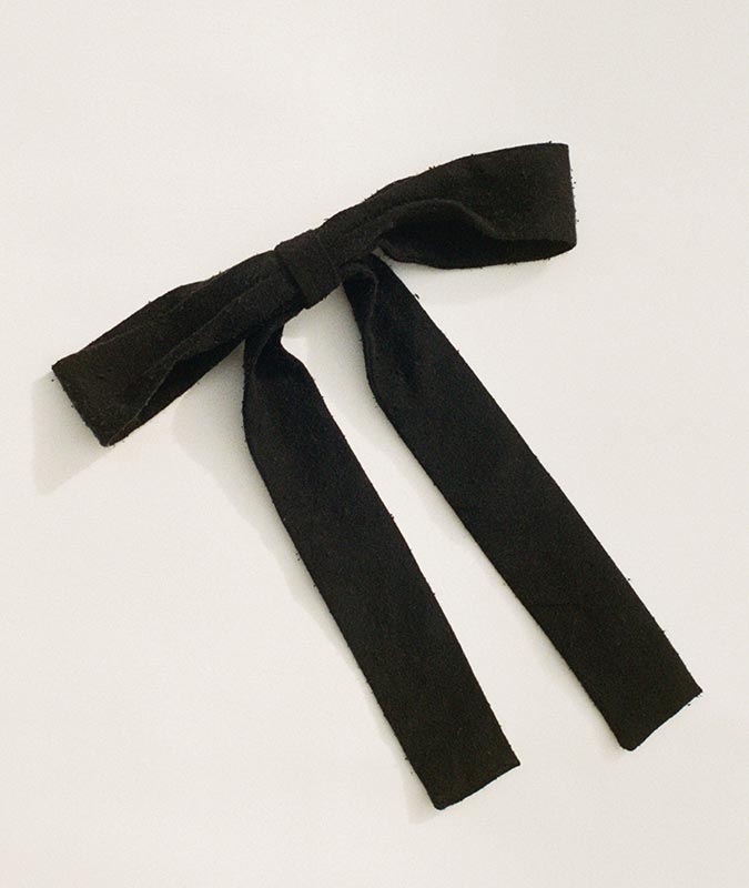 Photo of the skinny, large bow in black